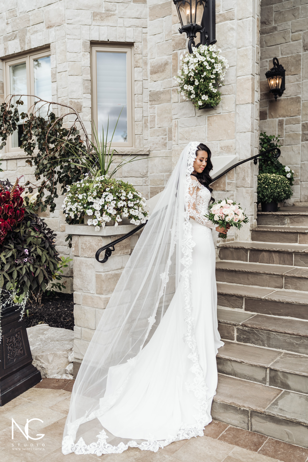 2019-09-14 Jessica Alex-173 bride house stairs